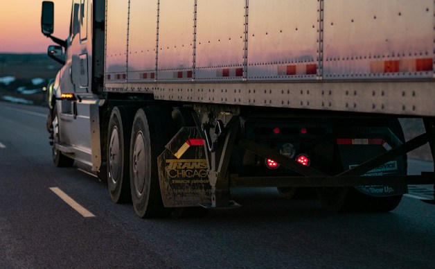Guidare un camion in Inghilterra: consigli e trucchi per adattarsi alla guida a sinistra
