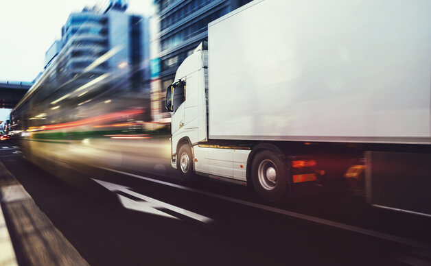 Strade e autostrade: perché sui piazzali di sosta vedi segni di gomme