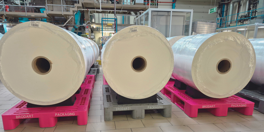 La personalizzazione nel colore dell’identità visiva aziendale permette di riconoscere immediatamente i pallet all’interno dello stabilimento. Foto: Gruppo Craemer 20260930 craemer corpo1